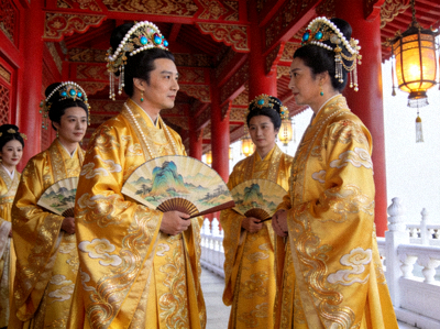 古装历史剧画面，宫廷人物穿着华丽服饰